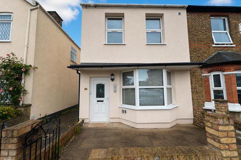 Studio to rent, Tachbrook Road, Feltham