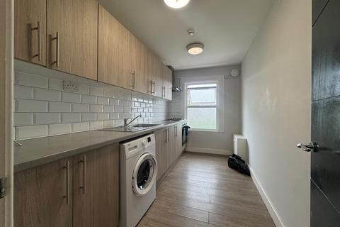 Studio to rent, Tachbrook Road, Feltham