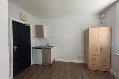 Studio to rent, Tachbrook Road, Feltham
