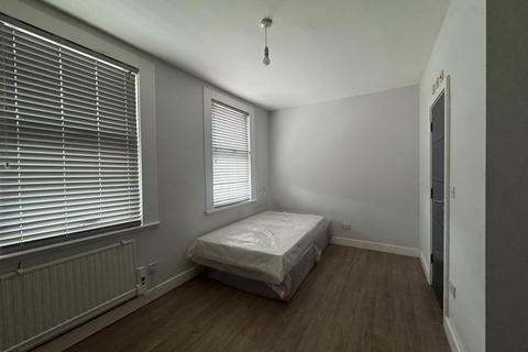 Studio to rent, Tachbrook Road, Feltham