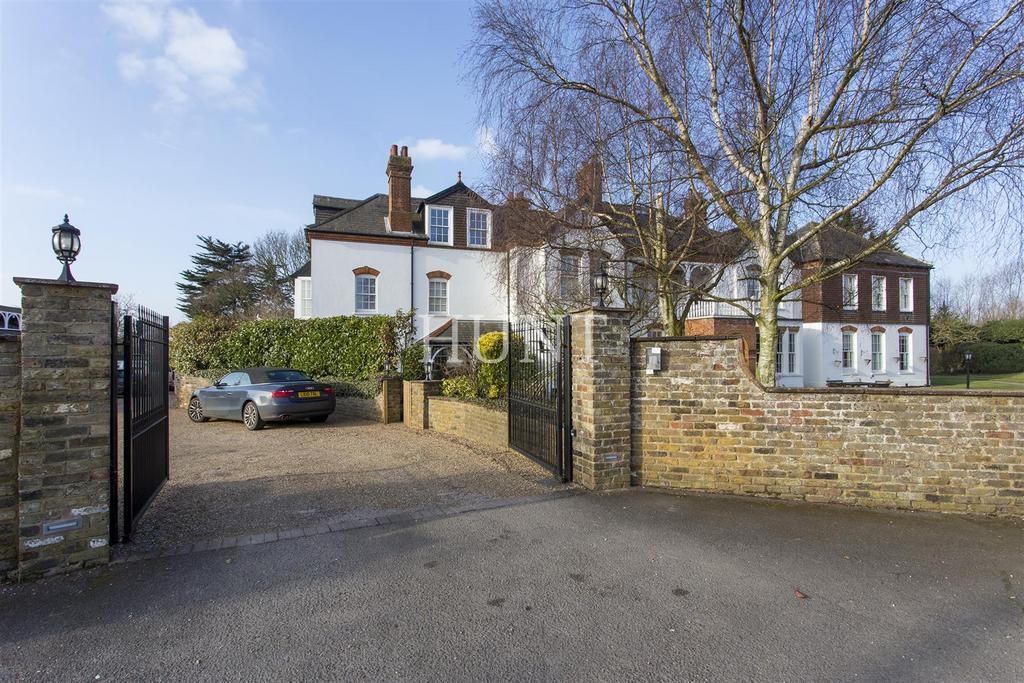 Detached house exterior, driveway