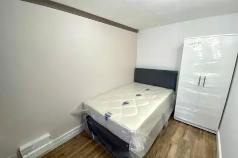 1 bedroom in a house share to rent - View 2