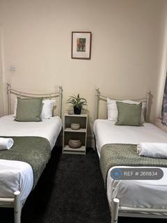 Studio to rent, Hounslow Road, Feltham, TW14