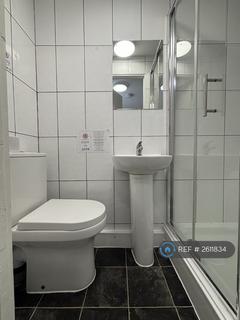 Studio to rent, Hounslow Road, Feltham, TW14
