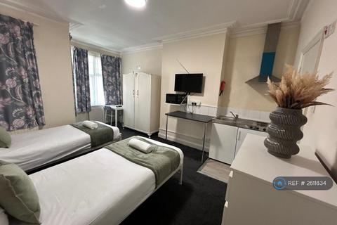 Studio to rent, Hounslow Road, Feltham, TW14