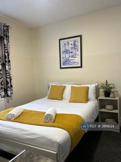 Studio to rent, Hounslow Road, Feltham, TW14