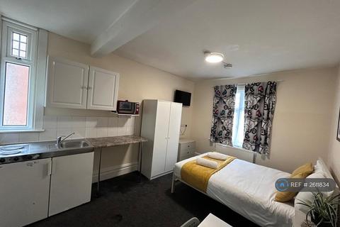 Studio to rent, Hounslow Road, Feltham, TW14