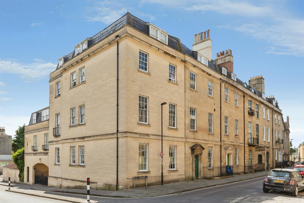 3 bedroom maisonette for sale
