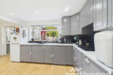 3 bedroom terraced house for sale, Oak Tree Road, Ashford, TN23
