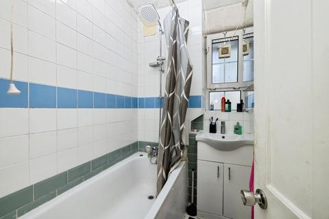 3 bedroom flat for sale, Gill Street, London, E14