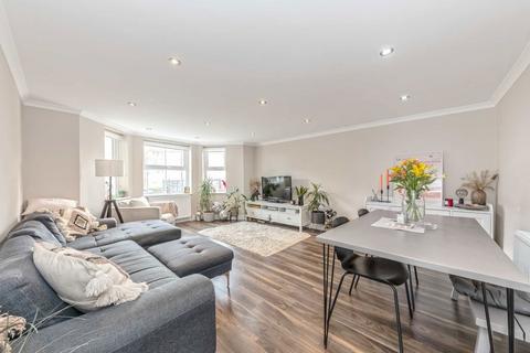 2 bedroom flat to rent, Knollys Road, London SW16