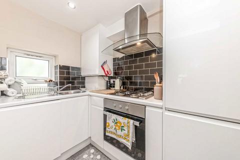 2 bedroom flat to rent, Knollys Road, London SW16