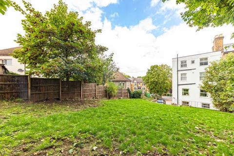 2 bedroom flat to rent, Knollys Road, London SW16