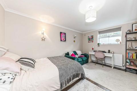 2 bedroom flat to rent, Knollys Road, London SW16