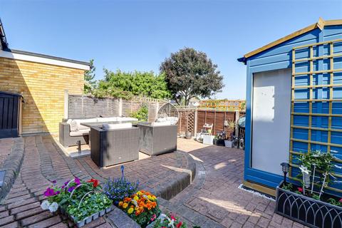 3 bedroom semi-detached house for sale, The Crescent, Hadleigh SS7