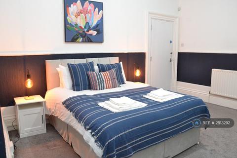 1 bedroom in a house share to rent, Chester Square, Ashton-Under-Lyne, OL6
