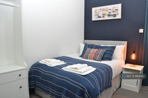 1 bedroom in a house share to rent, Chester Square, Ashton-Under-Lyne, OL6