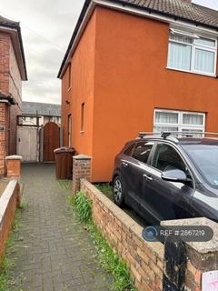 2 bedroom end of terrace house to rent, Neasham Road, Dagenham, RM8