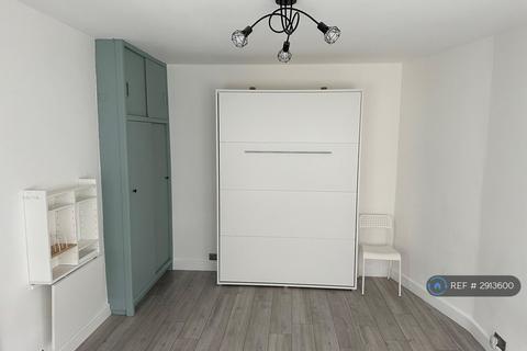 Studio to rent, Victoria Road, London, E4