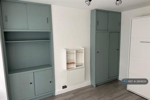Studio to rent, Victoria Road, London, E4