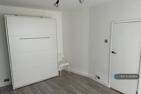 Studio to rent, Victoria Road, London, E4