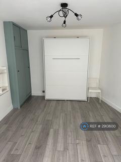 Studio to rent, Victoria Road, London, E4