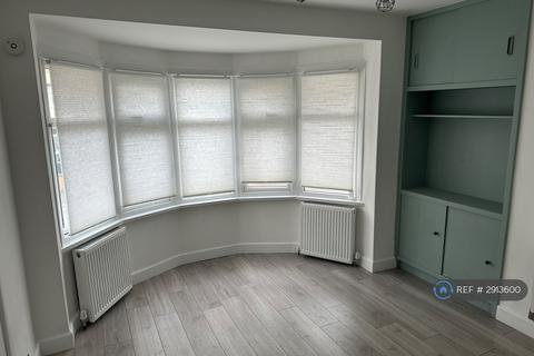 Studio to rent, Victoria Road, London, E4