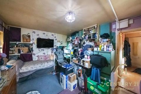 3 bedroom semi-detached house for sale, Frogmore Avenue, Hayes, UB4 8AR