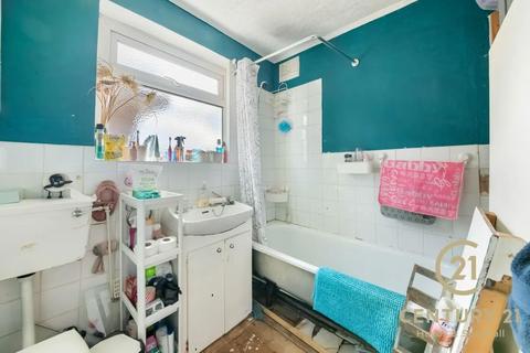 3 bedroom semi-detached house for sale, Frogmore Avenue, Hayes, UB4 8AR