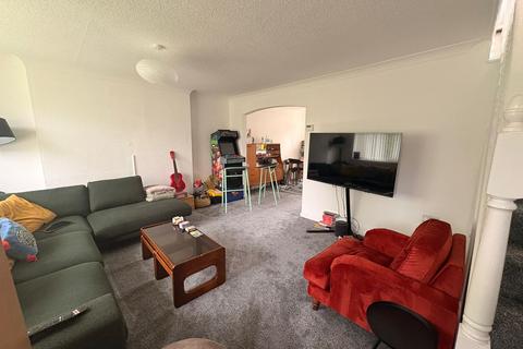 3 bedroom semi-detached house to rent, Chelford Close, Altrincham, WA15