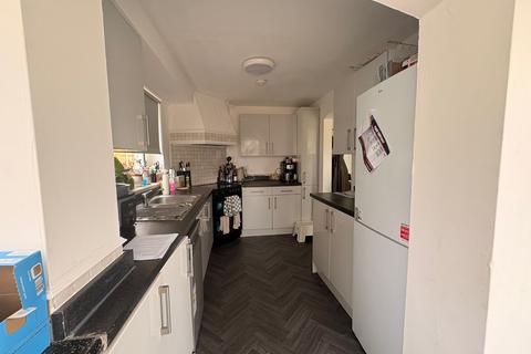 3 bedroom semi-detached house to rent, Chelford Close, Altrincham, WA15
