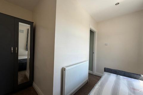 4 bedroom terraced house to rent, Poplar Grove , Newcastle-Under-Lyme ST5