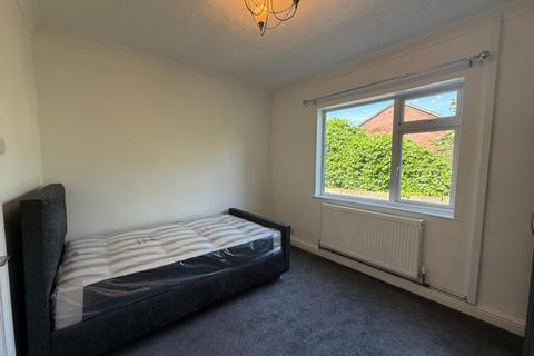4 bedroom terraced house to rent, Poplar Grove , Newcastle-Under-Lyme ST5