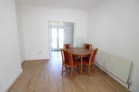 3 bedroom semi-detached house to rent, Kenneth Ave, Ilford IG1