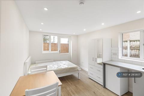 Studio to rent, Dock Road, Tilbury, RM18