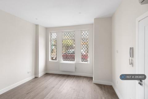 Studio to rent, Dock Road, Tilbury, RM18