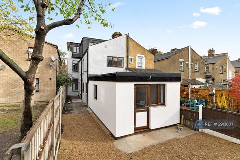 Studio to rent, Dock Road, Tilbury, RM18