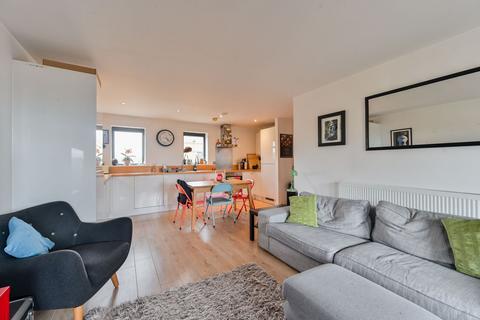 2 bedroom flat to rent, Bourbon Road, SW9, Oval, London, SW9