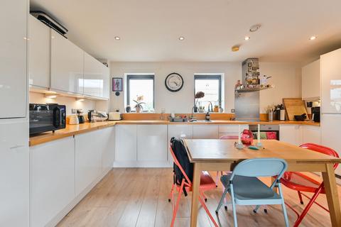 2 bedroom flat to rent, Bourbon Road, SW9, Oval, London, SW9
