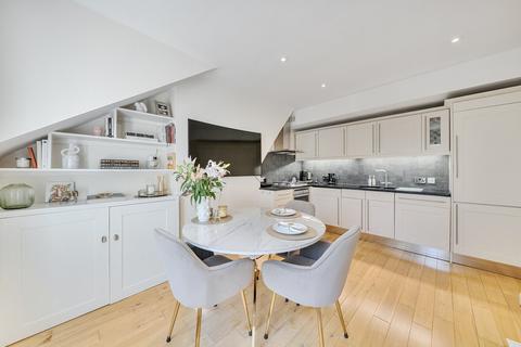 Worcester Gardens, Battersea, London, SW11