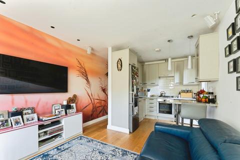 2 bedroom ground floor flat for sale, Newham Way, London, E16
