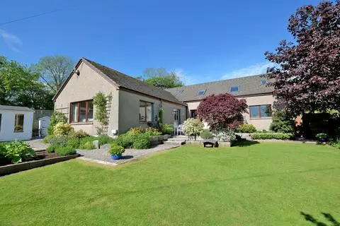 6 bedroom detached house for sale