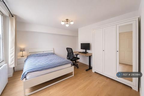 1 bedroom in a flat share to rent, Lillie Road, London, SW6