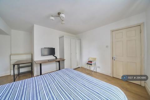 1 bedroom in a flat share to rent, Lillie Road, London, SW6