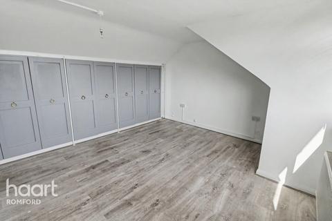 3 bedroom flat to rent, Collier Row Lane, ROMFORD