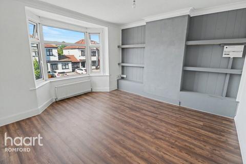 3 bedroom flat to rent, Collier Row Lane, ROMFORD