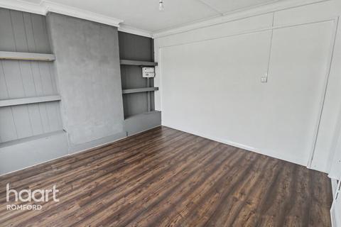 3 bedroom flat to rent, Collier Row Lane, ROMFORD