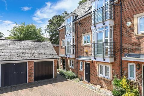 4 bedroom end of terrace house for sale, Caberfeigh Close, Redhill, Surrey, RH1