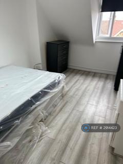 1 bedroom in a house share to rent, Lower Addiscombe Road, Croydon, CR0