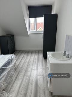1 bedroom in a house share to rent, Lower Addiscombe Road, Croydon, CR0